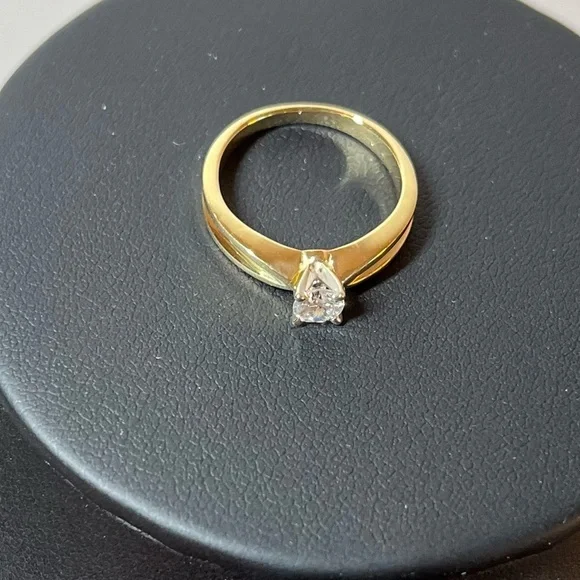 18k Gold Solitaire Diamond Ring. Diamond is .25ct S1 G; 3.5 grams. Size 4.5 - Picture 2 of 16